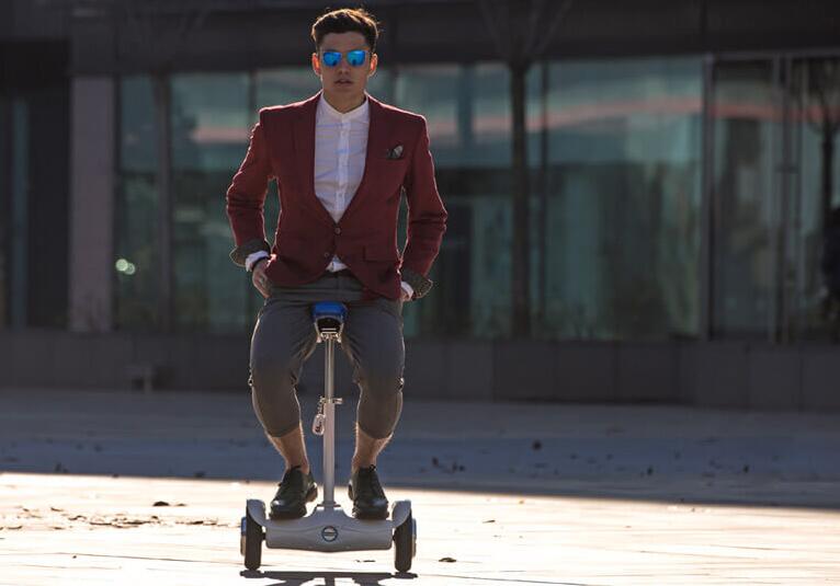 بالمقارنة مع لويس فويتون، فيرساتشي، هيرميس وكارتييه، Airwheel سوف تجعلك بسهولة المصيد من الاهتمام.