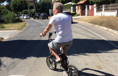 Airwheel R5 smart electric assist bike